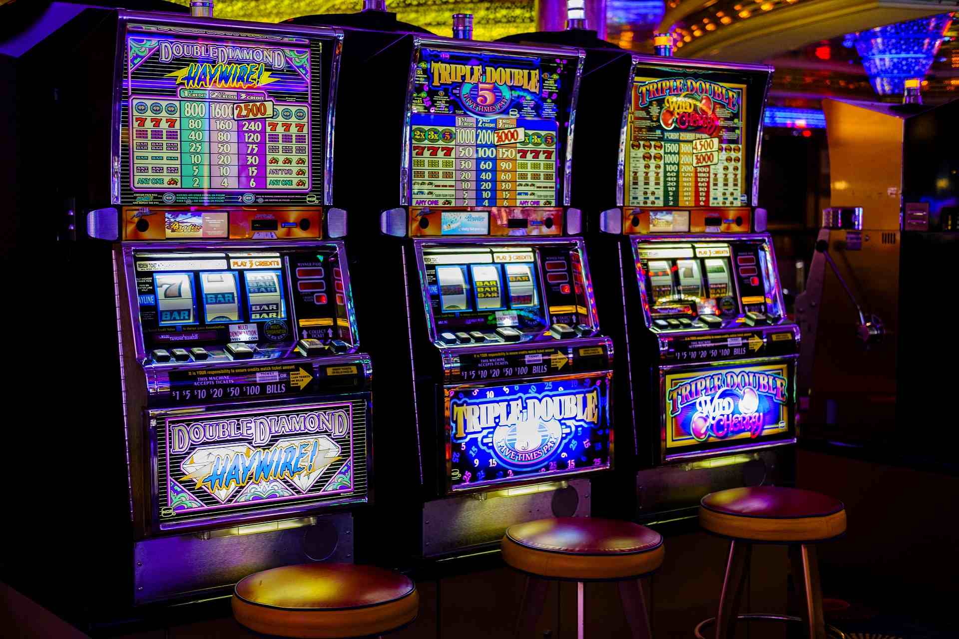 Drei Spielautomaten im Casino