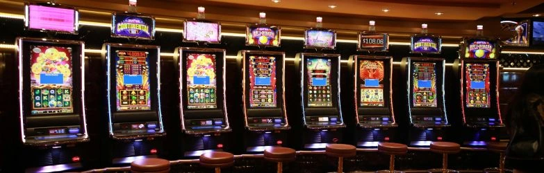 Drei Spielautomaten im Casino